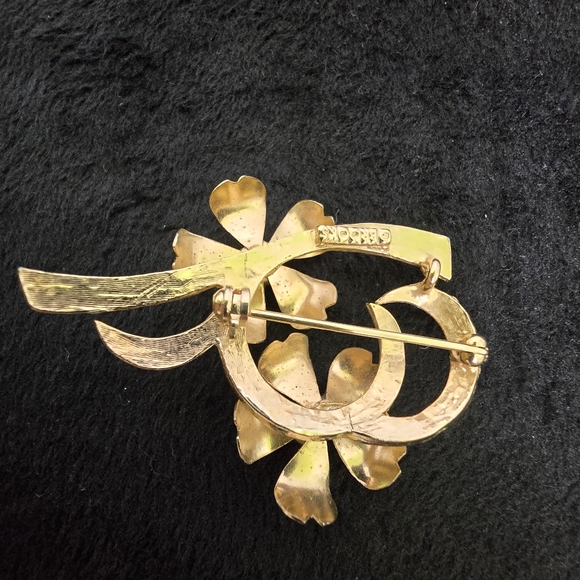 Brooks Flower Ribbon Pin - Picture 4 of 7